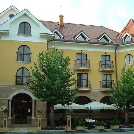 Hotel Chinar Hisarya Esterno foto